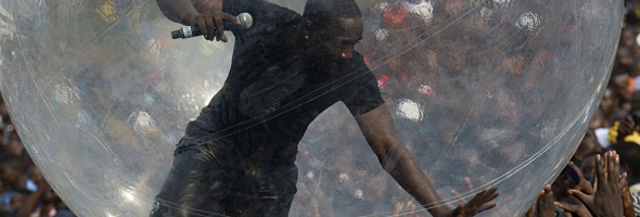 Akon-bubble-performance